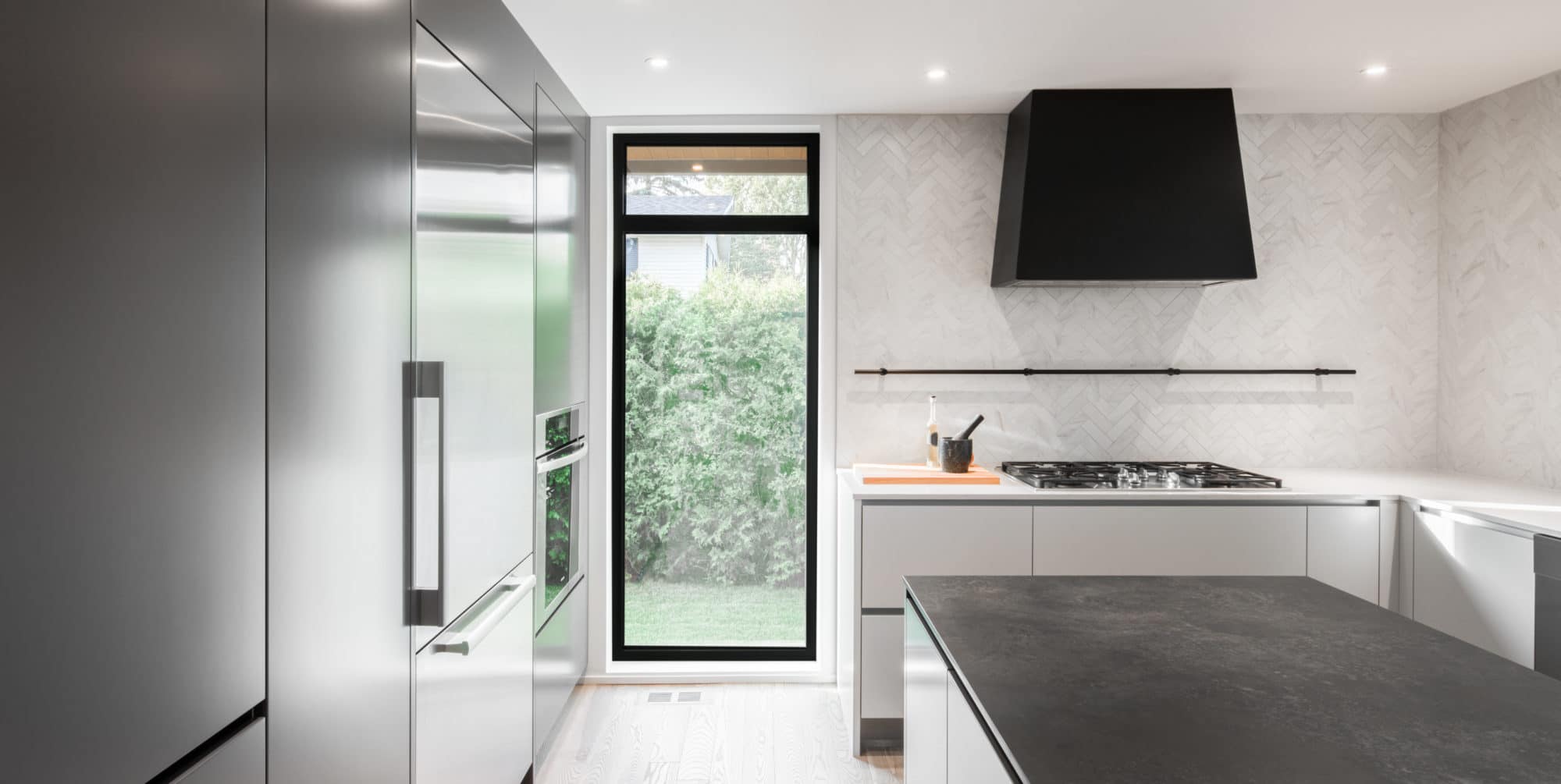 kitchen modern black and white custom windows cuisine moderne noire et blanche fenêtres sur mesure Magnolia Residence